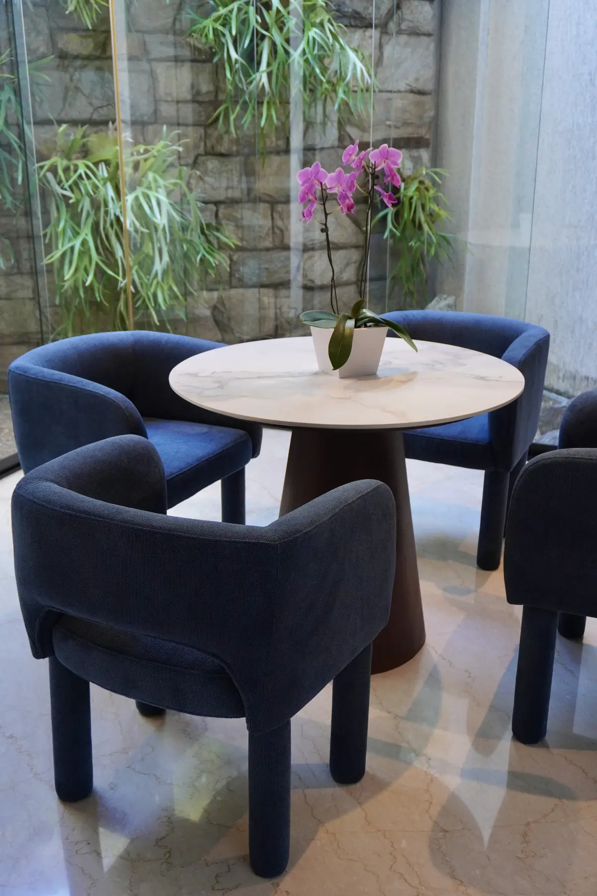 Mesa y sillas fabricadas por Pieza para Casa Isa