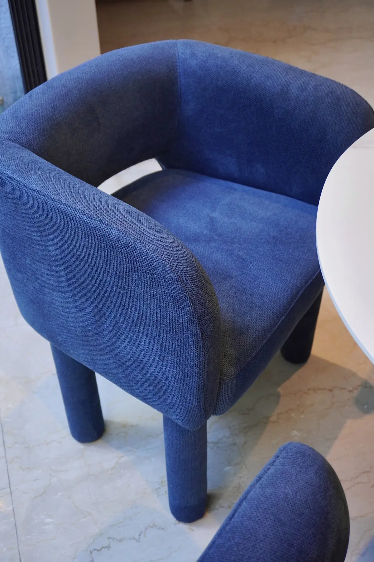 Detalle de la silla azul de Casa Isa