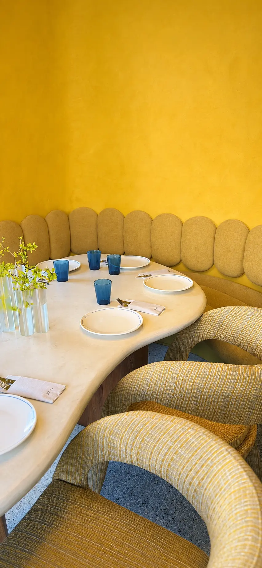 Mesa y banqueta amarilla de Tanti