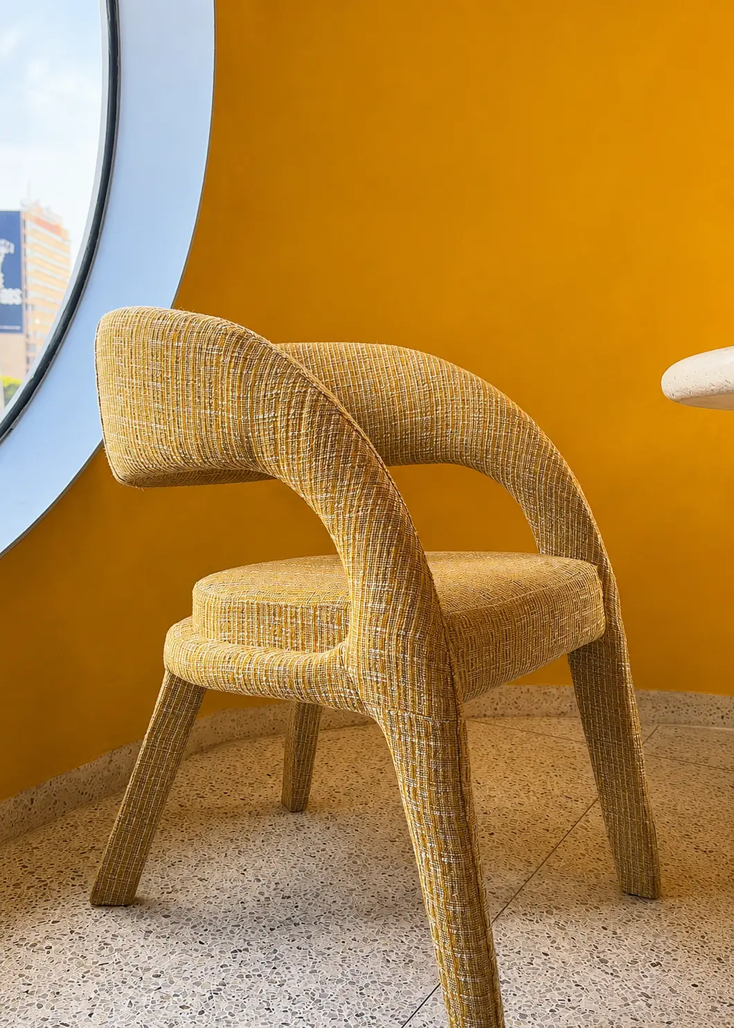 Detalle de silla amarilla de Tanti