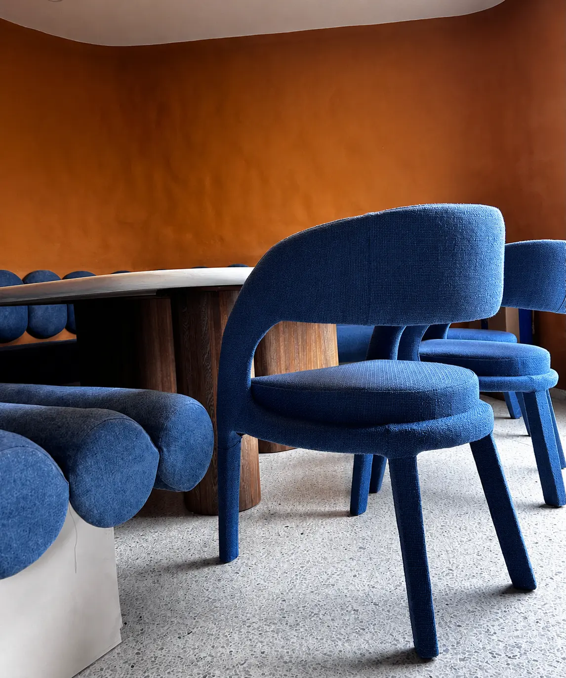 Ambiente azul con silla principal de Tanti
